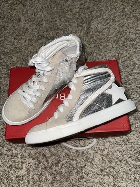 Nature Breeze Silver and White High-Top Sneakers with Star Accent